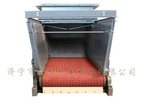 防腐蝕帶式（甲帶）給料機(jī)采用了防打滑膠帶，防止在物料輸送過(guò)程中造成撒料后果